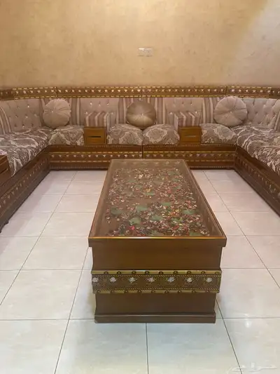 كنب مجالس خشب سنديان للبيع مستعجل استخدام نظيف جدا  على النظر 2