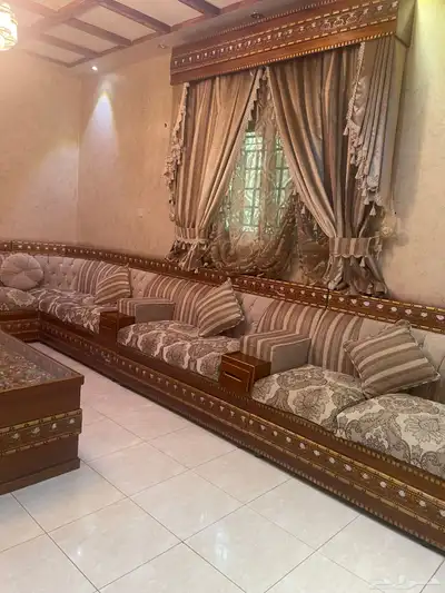 كنب مجالس خشب سنديان للبيع مستعجل استخدام نظيف جدا  على النظر 4