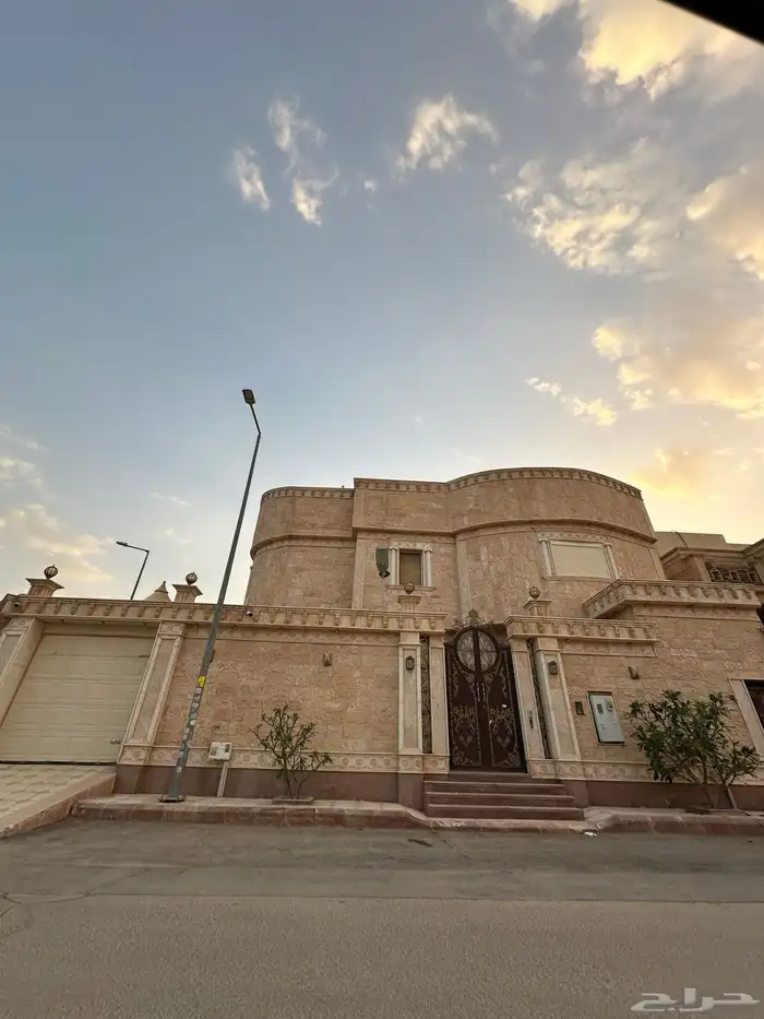 للبيع فيلا فاخرة بحي اشبيلية 3