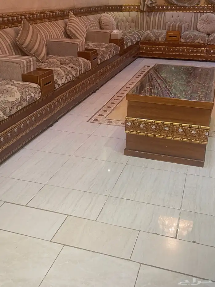 كنب مجالس خشب سنديان للبيع مستعجل استخدام نظيف جدا  على النظر 6