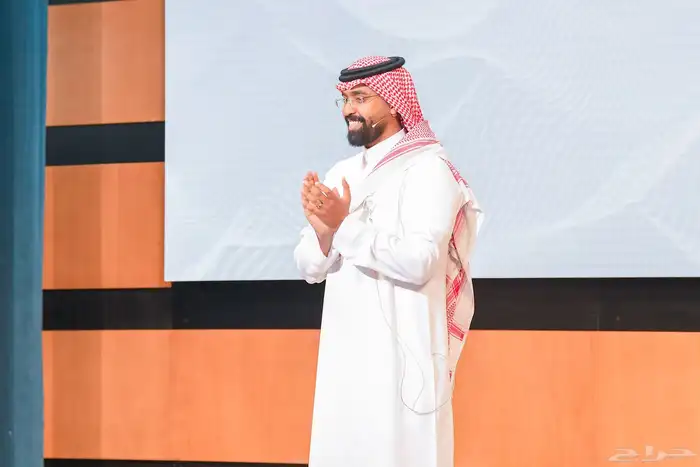 مقدم محترف باللغتين حفل محافل مؤتمر معرض مناسبة احتفال 1