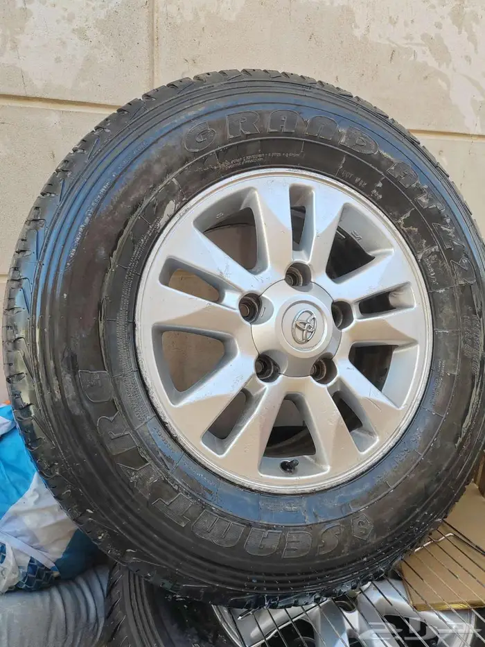 جنوط لاندكروزر أصلي مع كفرات 1