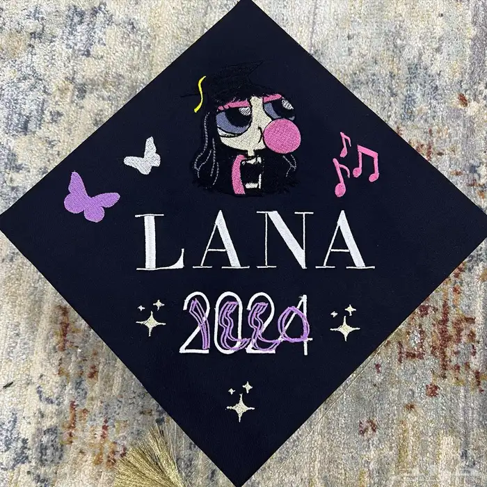 تصميم قبعات تخرج مزخرفه بخامه ممتازه وبروشات حسب الطلب 6