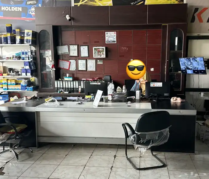 طاولة مكتب مستعمل نضيف طول 3متر و60س العرض 1 متر و18س 0