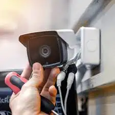 فني إصلاح الكاميرات 3