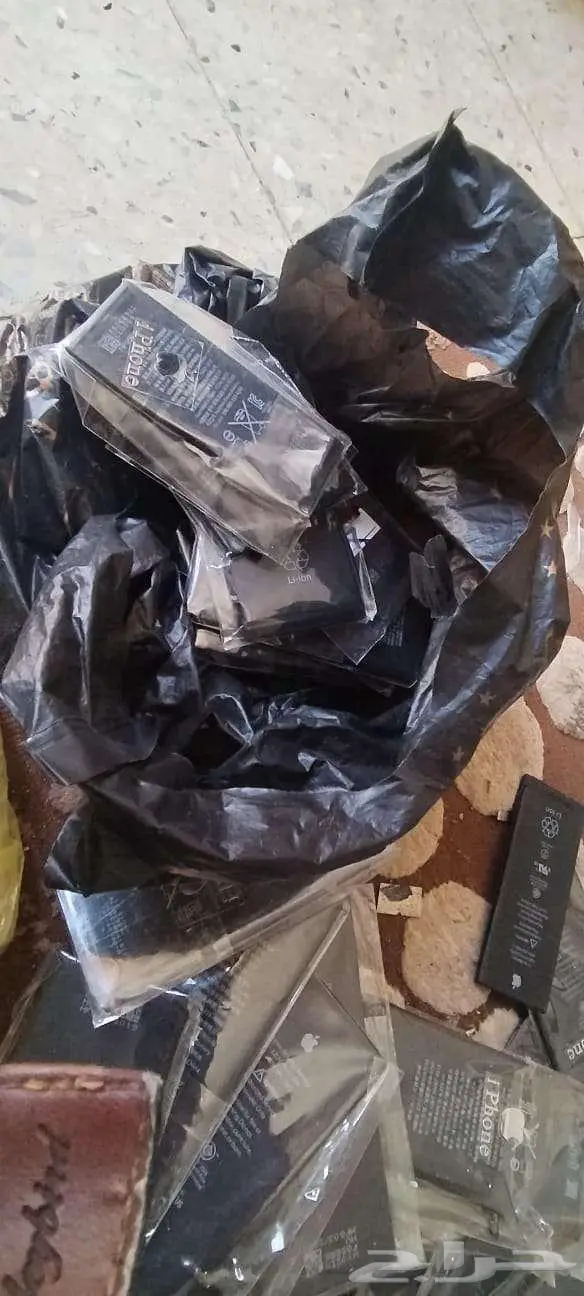كميه استيكرات وبطاريات وغلافات جوالات للبيع 19