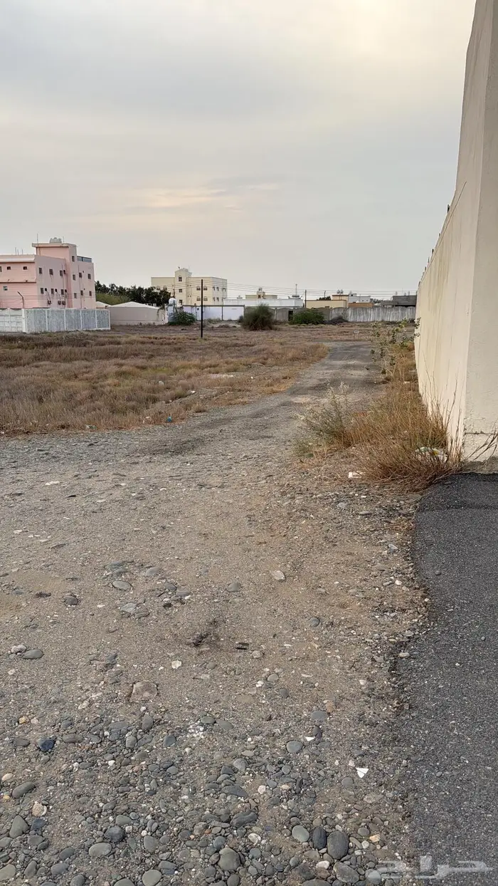 للبيع ارض تجارية على الطريق الدولي بالشقيق 1