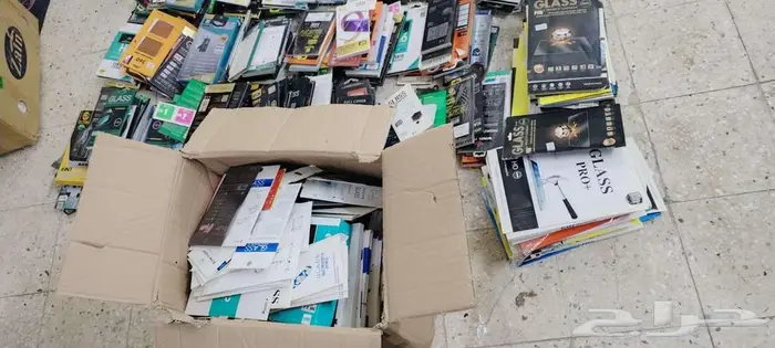 كميه استيكرات وبطاريات وغلافات جوالات للبيع 6