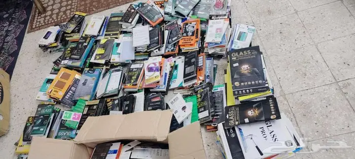 كميه استيكرات وبطاريات وغلافات جوالات للبيع 2