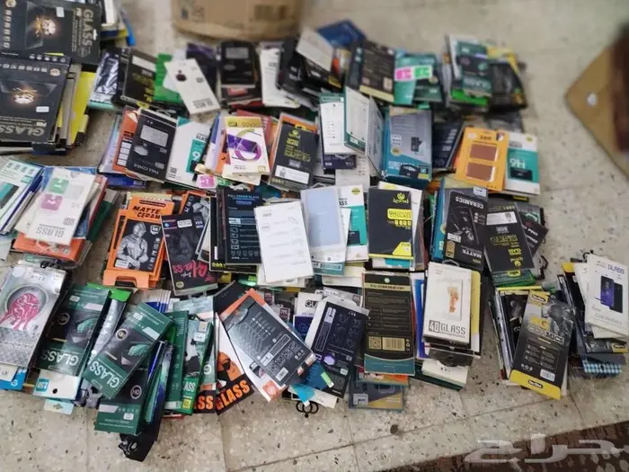 كميه استيكرات وبطاريات وغلافات جوالات للبيع 0