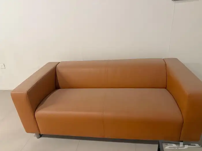 كنب جلد بني وطاوله قزاز ايكيا 3