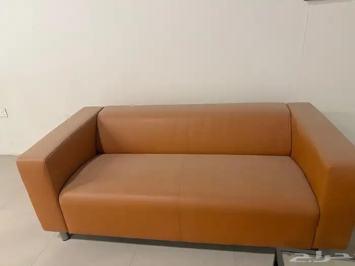 كنب جلد بني وطاوله قزاز ايكيا 4