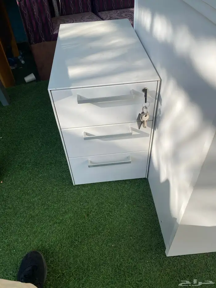 طاوله مكتب كمبيوتر  ثلاث كراسي وثلاث طاولات نظيفه بدون كسور 6