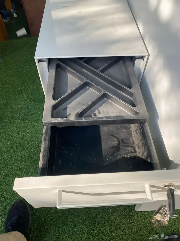 طاوله مكتب كمبيوتر  ثلاث كراسي وثلاث طاولات نظيفه بدون كسور 7