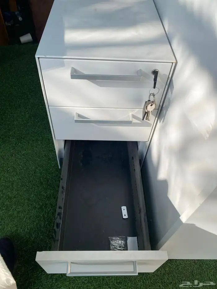 طاوله مكتب كمبيوتر  ثلاث كراسي وثلاث طاولات نظيفه بدون كسور 8