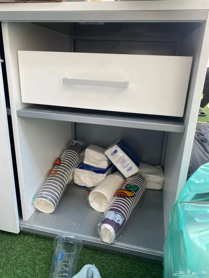 طاوله مكتب كمبيوتر  ثلاث كراسي وثلاث طاولات نظيفه بدون كسور 4