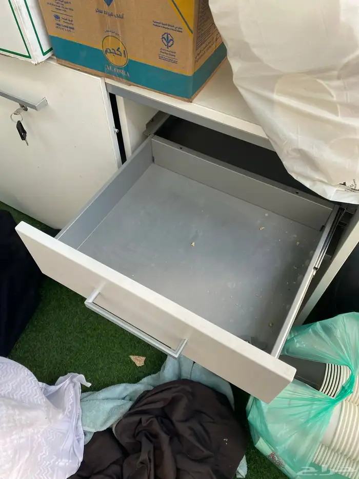 طاوله مكتب كمبيوتر  ثلاث كراسي وثلاث طاولات نظيفه بدون كسور 5