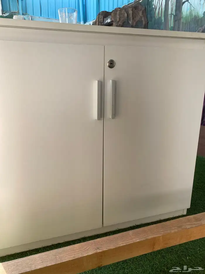 طاوله مكتب كمبيوتر  ثلاث كراسي وثلاث طاولات نظيفه بدون كسور 9