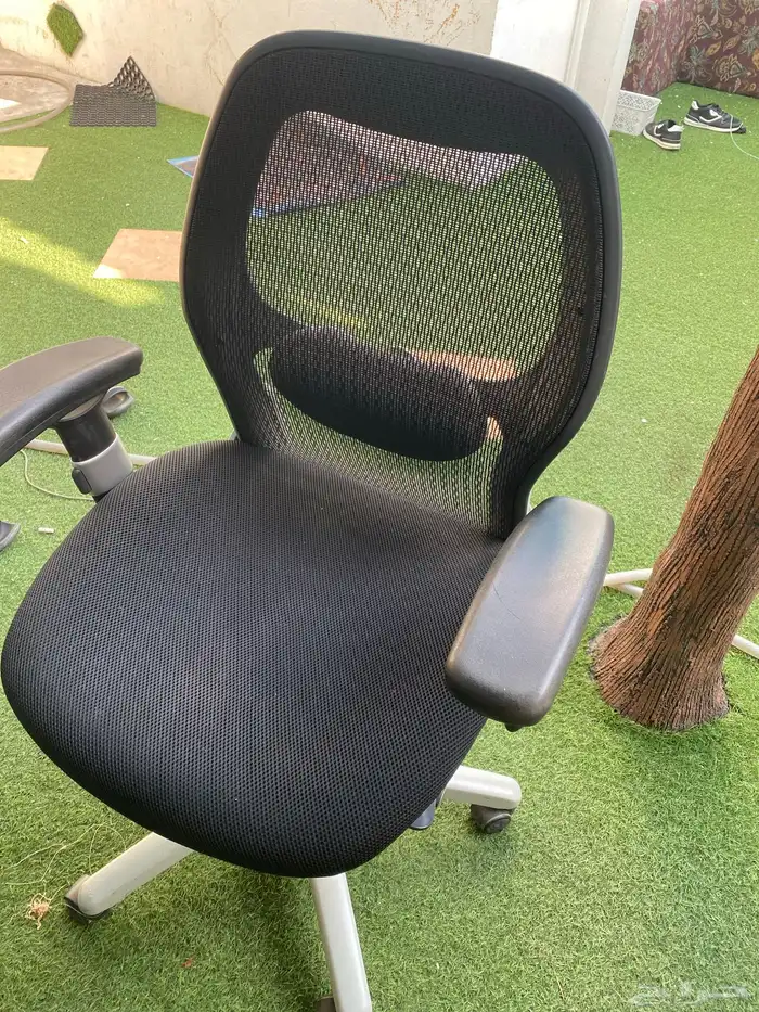 طاوله مكتب كمبيوتر  ثلاث كراسي وثلاث طاولات نظيفه بدون كسور 0