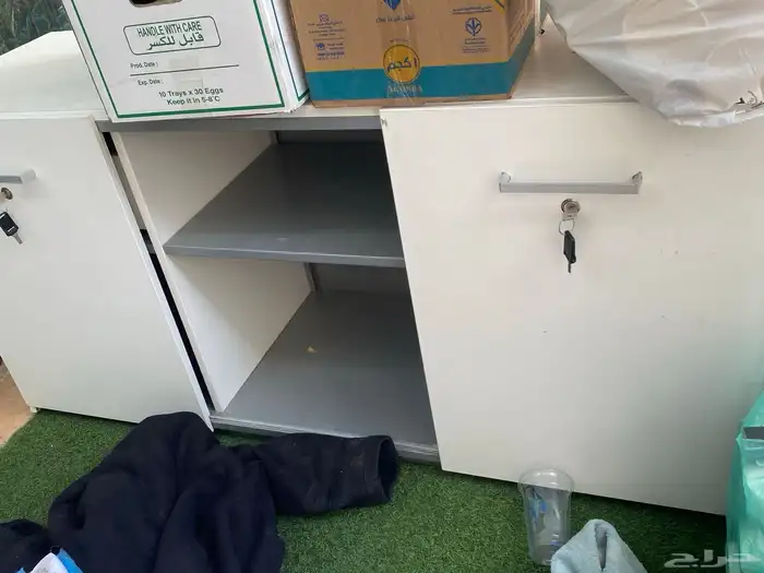 طاوله مكتب كمبيوتر  ثلاث كراسي وثلاث طاولات نظيفه بدون كسور 3