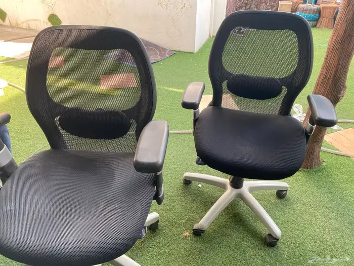 طاوله مكتب كمبيوتر  ثلاث كراسي وثلاث طاولات نظيفه بدون كسور 1