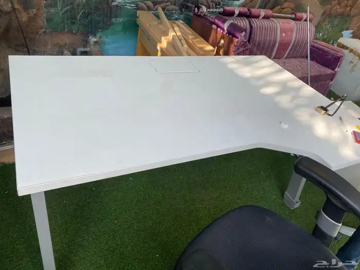 طاوله مكتب كمبيوتر  ثلاث كراسي وثلاث طاولات نظيفه بدون كسور 2