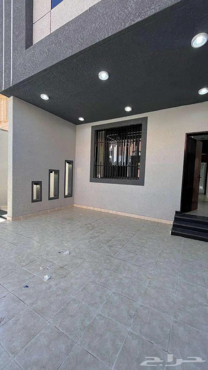 شقق ارضيه وعلويه بحوش مع سطح خاص 2