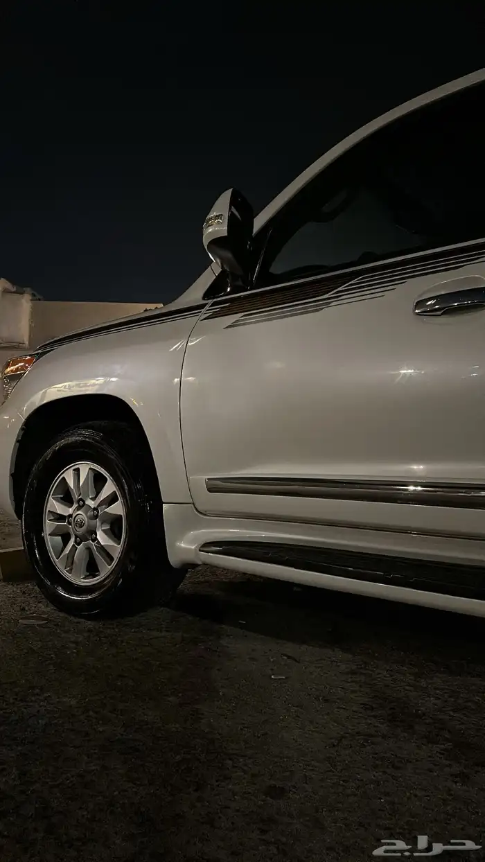 للبيع 4 جنوط لاندكروزر اصليات مع كفراتهم 4