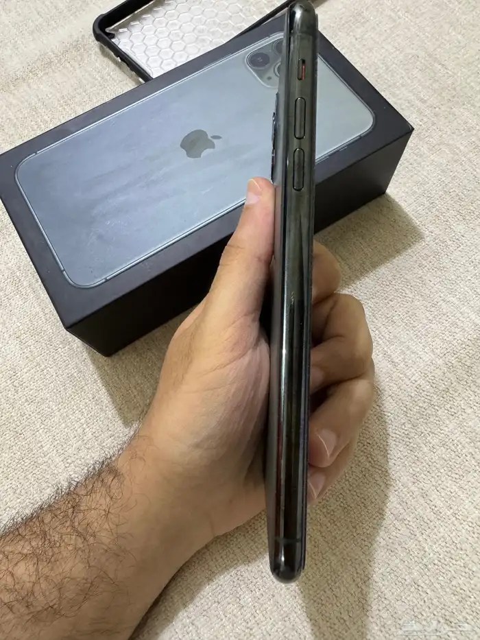 ايفون 11 برو ماكس للبيع بالخرج نظيف اصدار يقبل الجلبريك 6