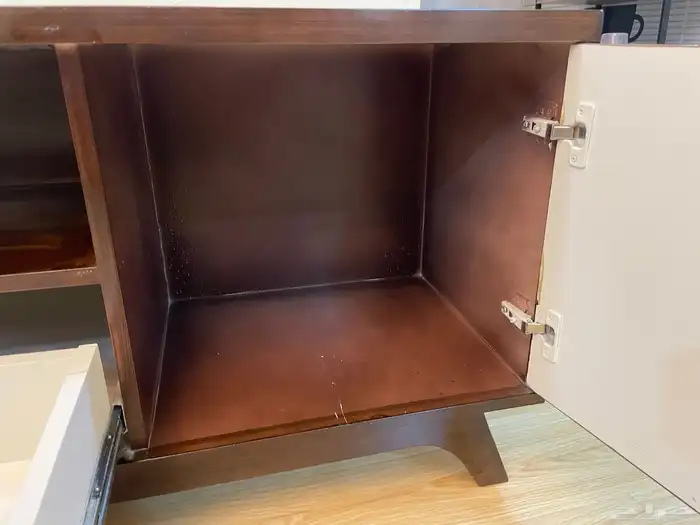 طاولة تلفزيون مستعمله ( سليمه من الكسور ) 2