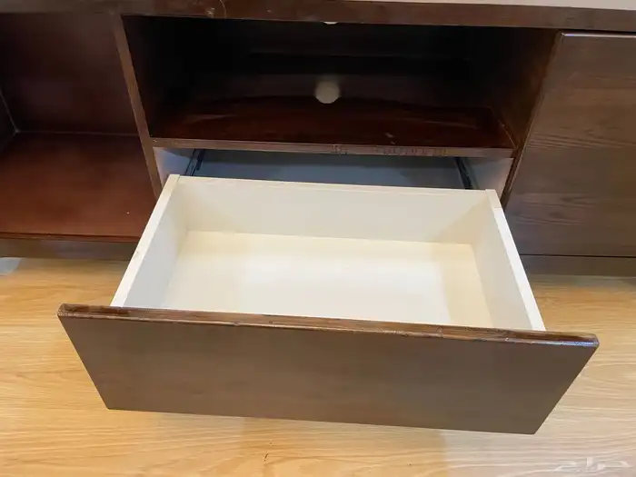 طاولة تلفزيون مستعمله ( سليمه من الكسور ) 3