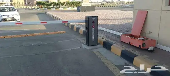 ذراع امني للتحكم في دخول وخروج السيارات من الموقف 1