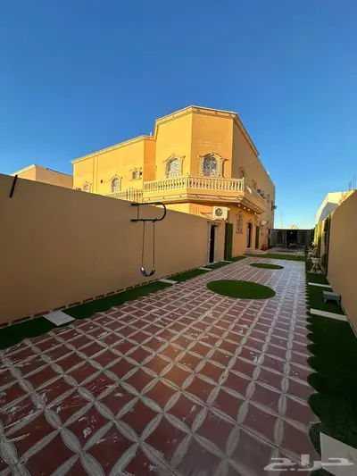 للبيع بيت دور وشقتين 24