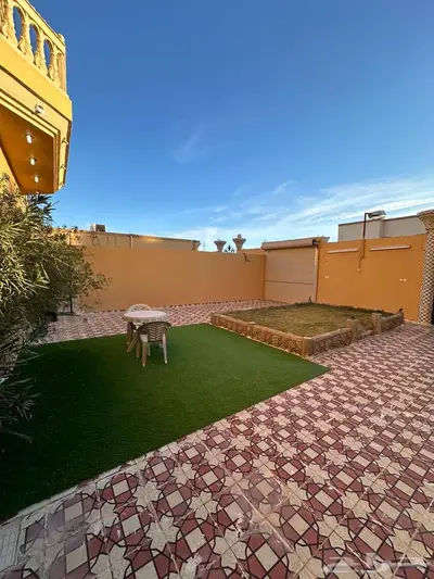 للبيع بيت دور وشقتين 23