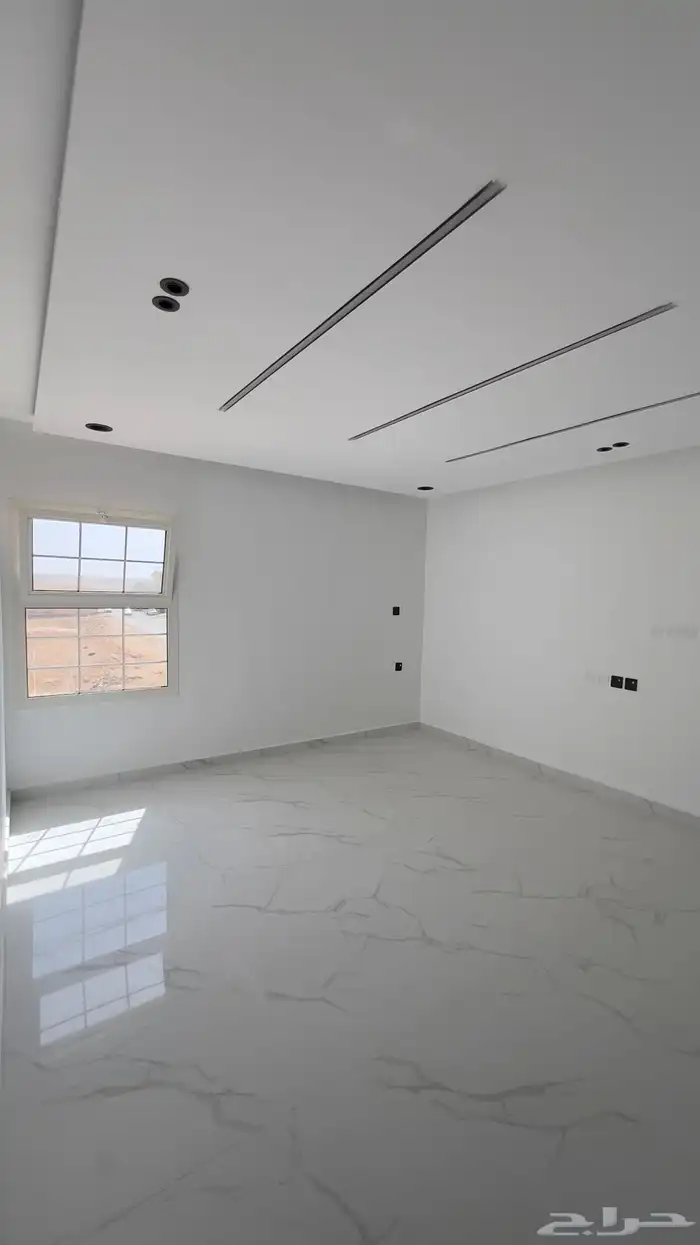 للبيع فيلا مع شقتين في حي لبن 4