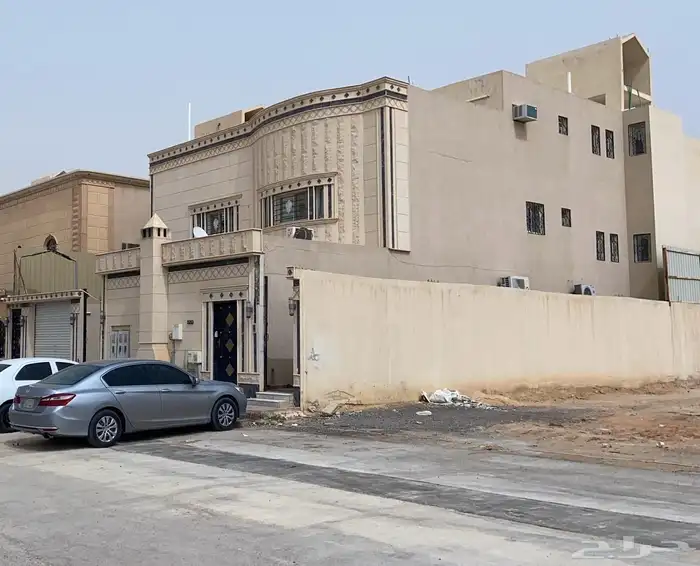 فلة مع شقتين للبيع 1