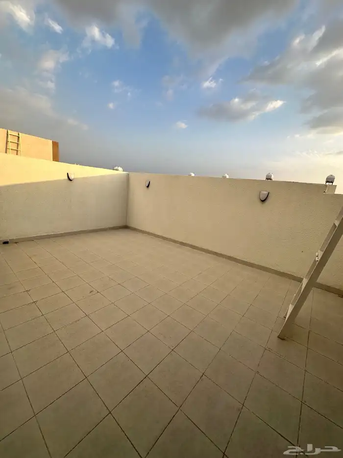 للبيع في ابها المحاله روف مع مدخل سياره وسطح 40