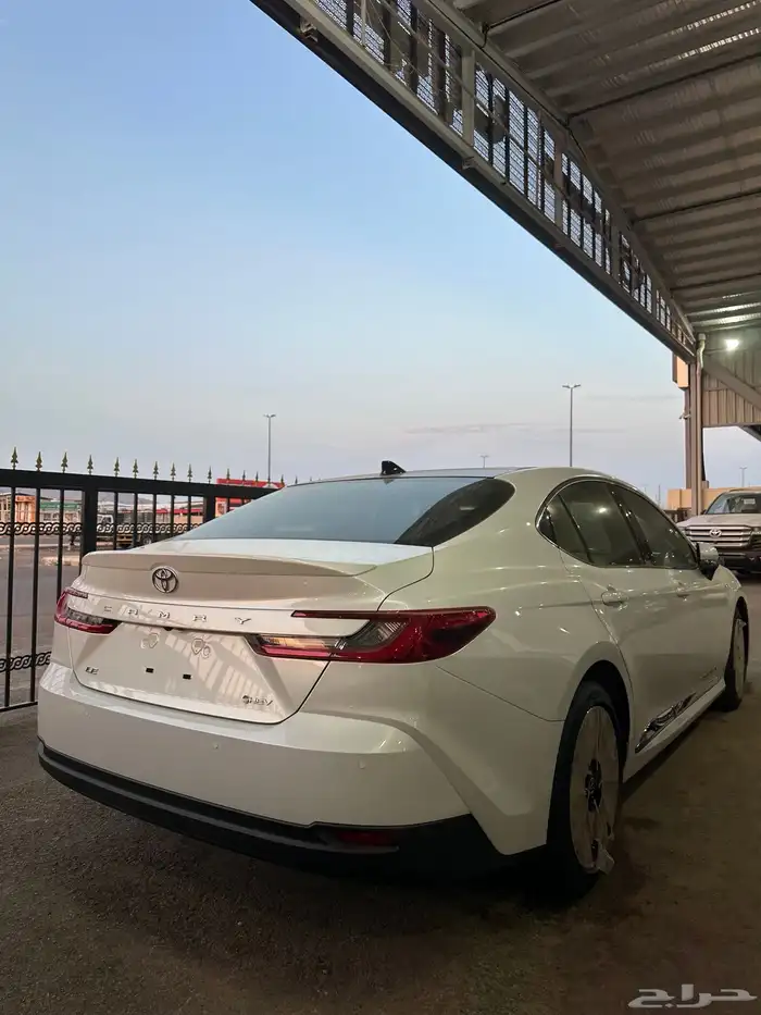 كامري بانوراما هايبرد LE ابيض لؤلؤي مدخل بيج 2025 5