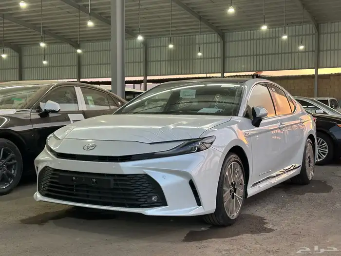 كامري بانوراما هايبرد LE ابيض لؤلؤي مدخل بيج 2025 0