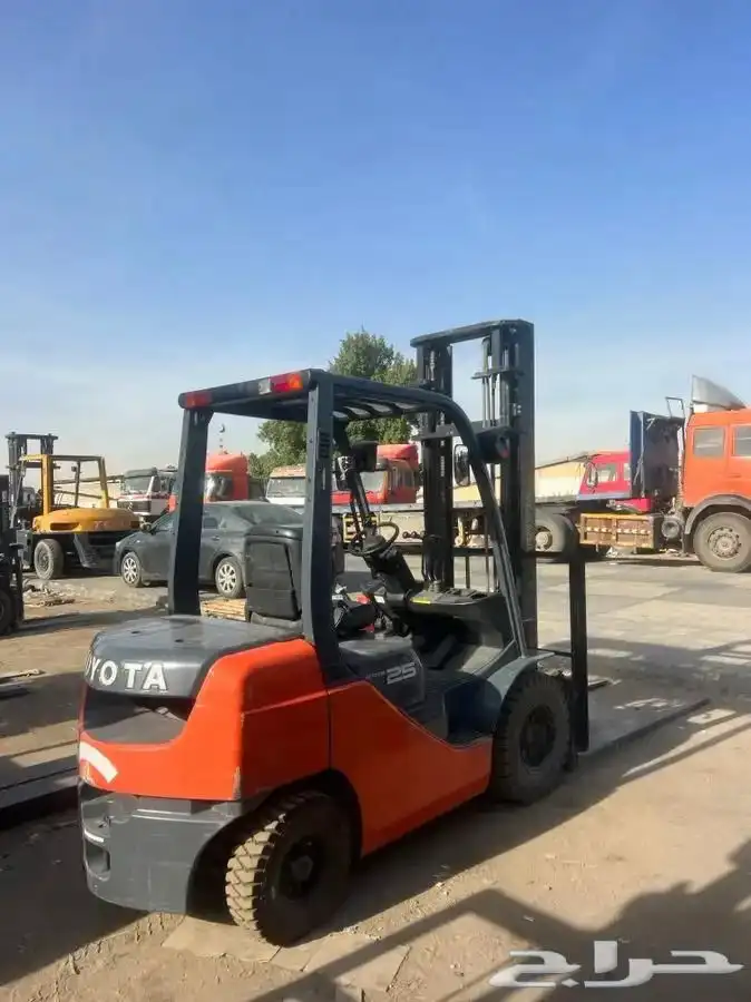 فوركلفت للايجار رافعة شوكية رافعات للايجار اليومي والشهري 12