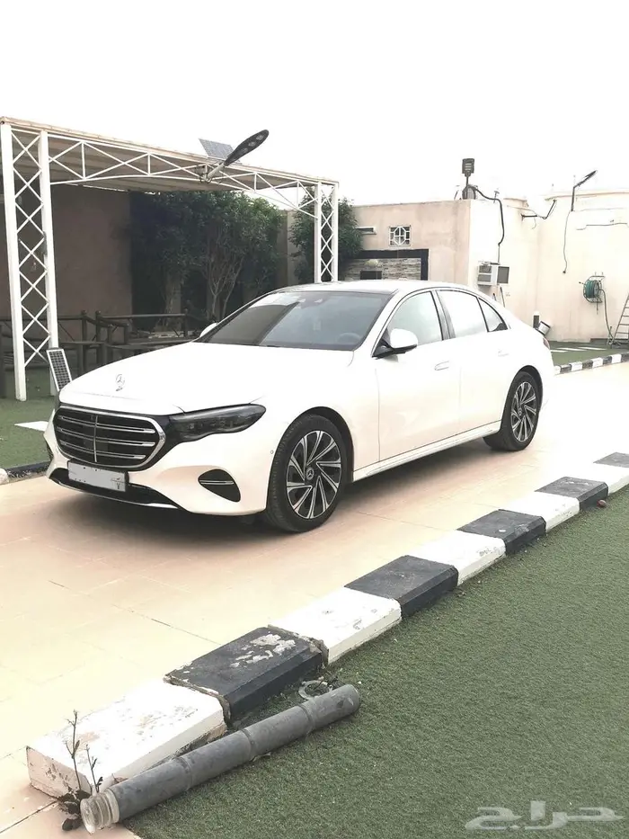 مرسيدس 300E موديل 2024 4