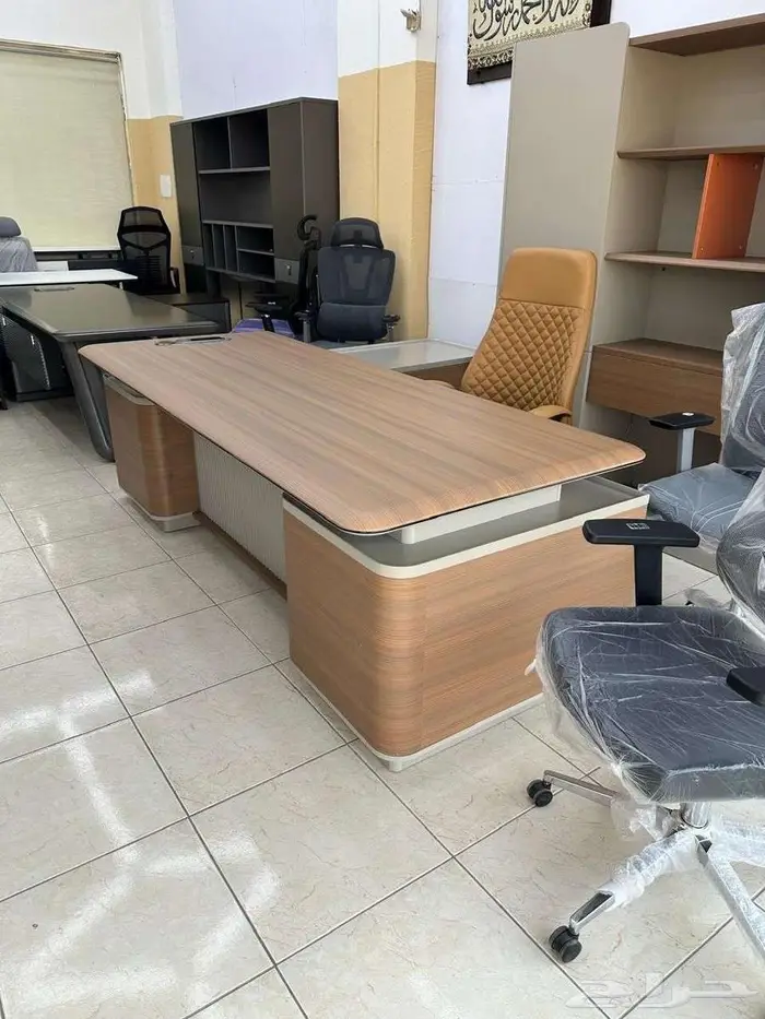 مكتب قيادي عالي الجودة - تصميم عصري لفخامة العمل الاحترافي 2