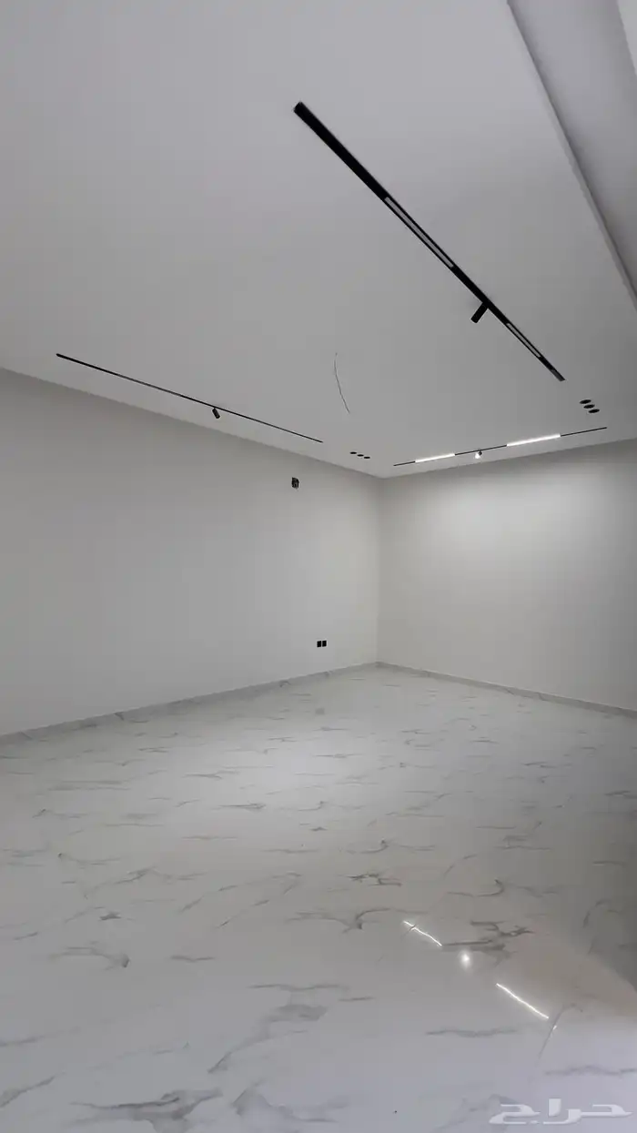 للبيع أدوار في حي الجنادرية 6