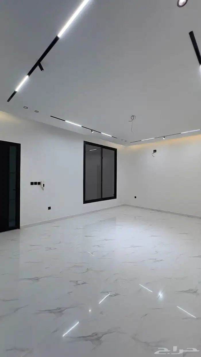للبيع أدوار في حي الجنادرية 5