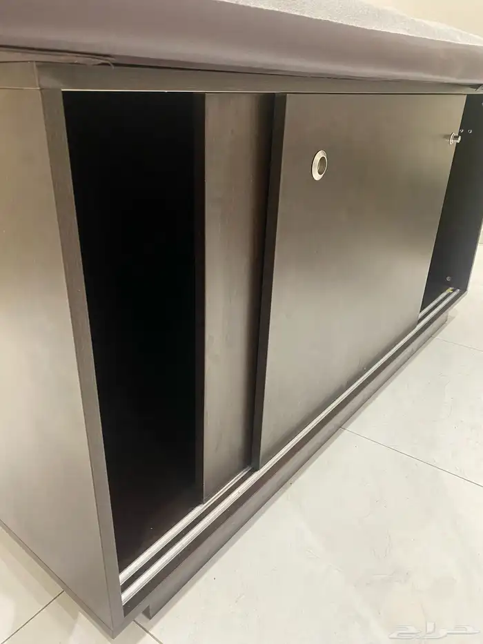 سرير مساج وسرير مكياج وطاوله منيكير 1