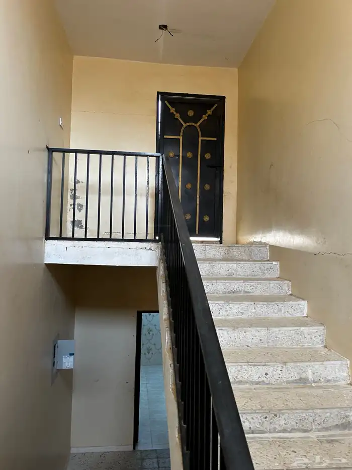 شقه غرفتين وصاله و مطبخ ودورت مياه و مجلس مع باب منعزل 25