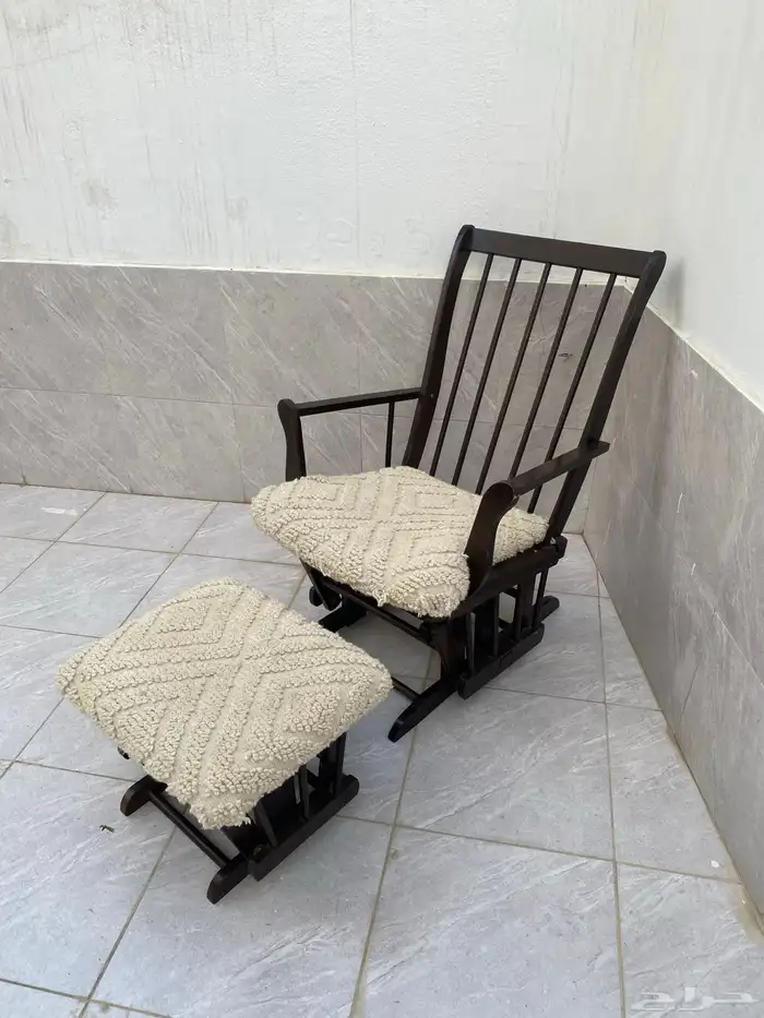 كرسي متحرك او هزاز مع مسند رجل هزاز للبيع خشب معتق 0