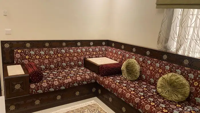 كنب مغربي خشب اوك بتطعيمات صدف ورخام مع عدة قطع وهدايا 2
