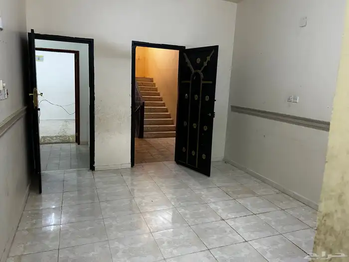 شقه غرفتين وصاله و مطبخ ودورت مياه و مجلس مع باب منعزل 13