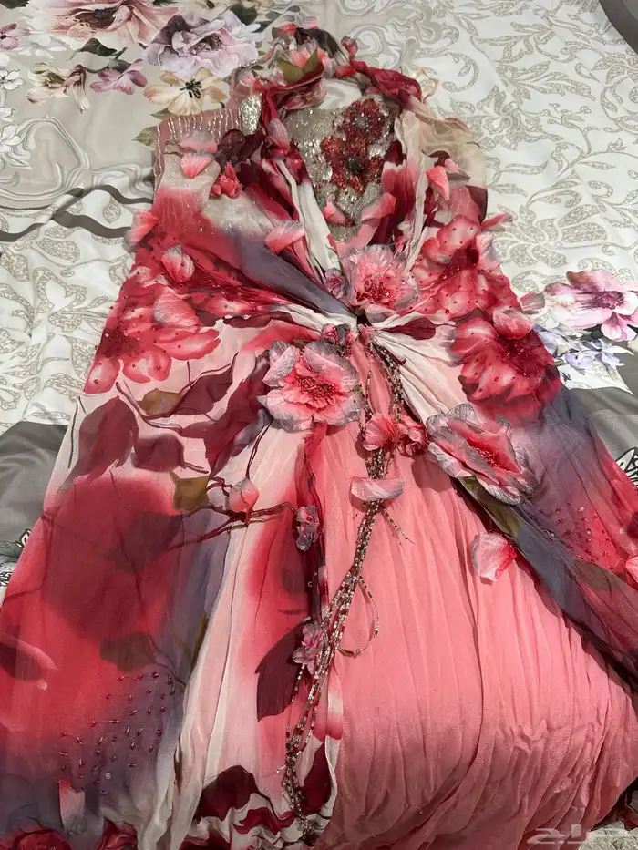 فستان فخم لبسه واحده فقط 0